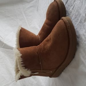 UGG Bailey Zip Short Suede Boot. Suede. Zipper. Leather Booties. Size: 7